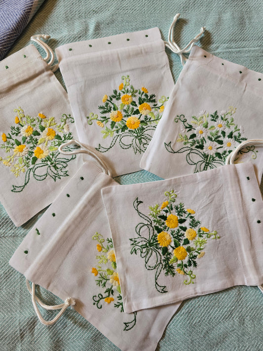 KAMILLA - Kézzel hímzett zsinóros vászontasak 15x20 cm - Greens Of Daisy