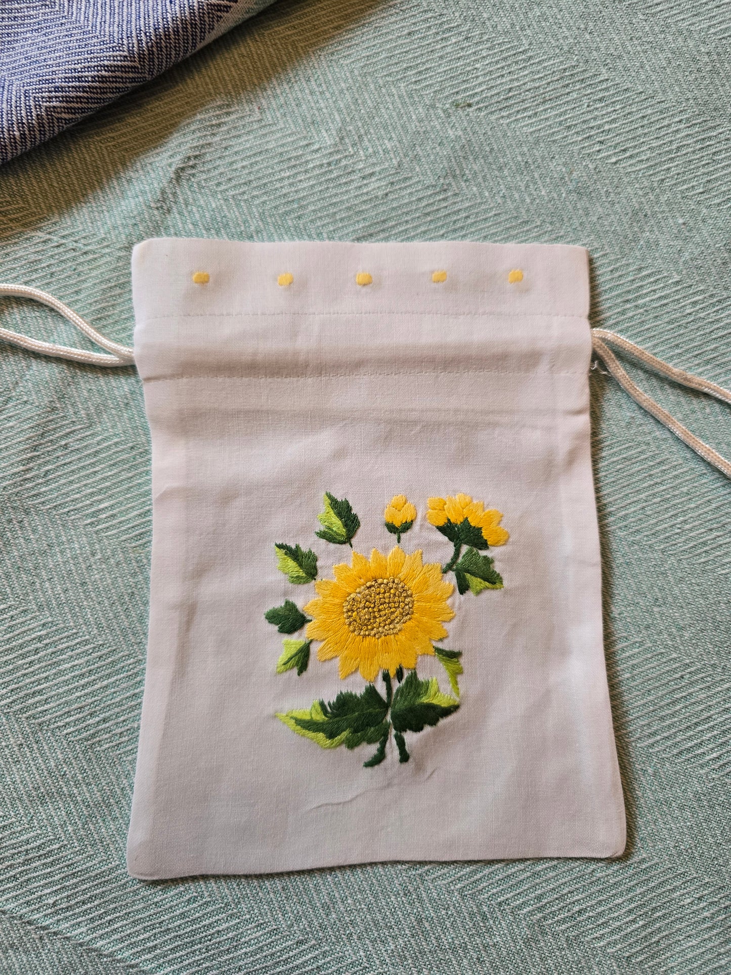 NAPRAFORGÓ - Kézzel hímzett zsinóros vászontasak 15x20 cm - Greens Of Daisy