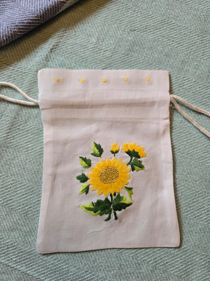 NAPRAFORGÓ - Kézzel hímzett zsinóros vászontasak 15x20 cm - Greens Of Daisy