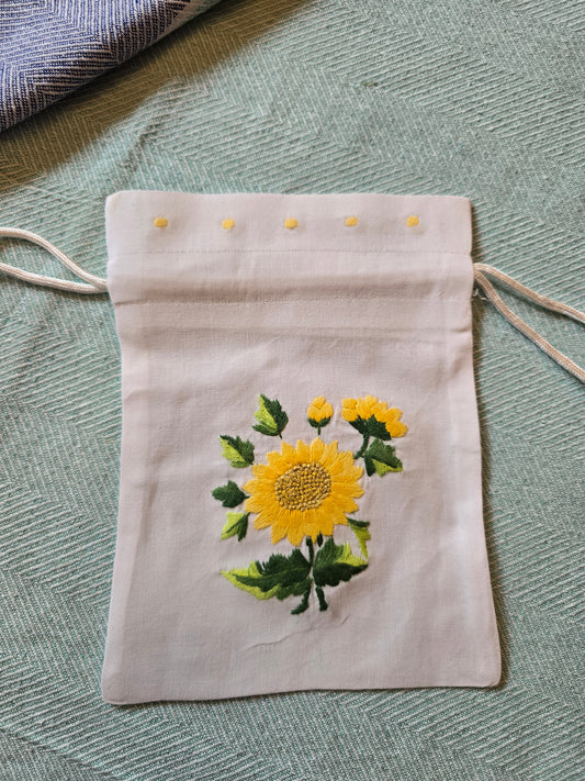 NAPRAFORGÓ - Kézzel hímzett zsinóros vászontasak 15x20 cm - Greens Of Daisy
