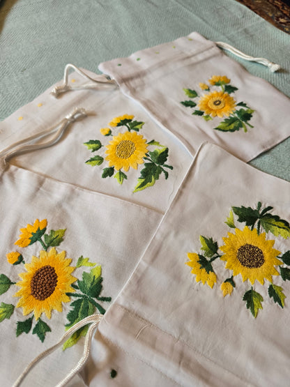 NAPRAFORGÓ - Kézzel hímzett zsinóros vászontasak 15x20 cm - Greens Of Daisy